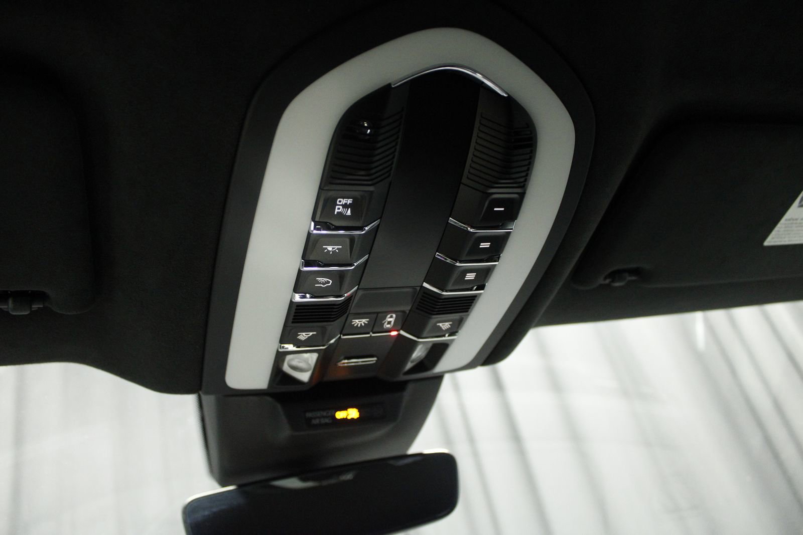 Certified 2025 Porsche Macan GTS image 33