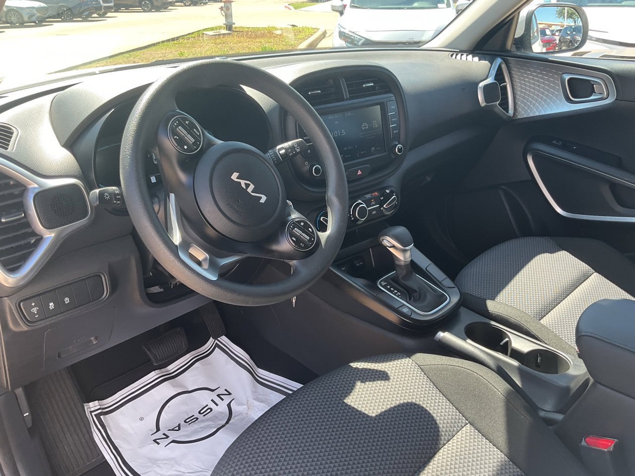 Used 2025 Kia Soul LX w/ LX Technology Package FWD image 9