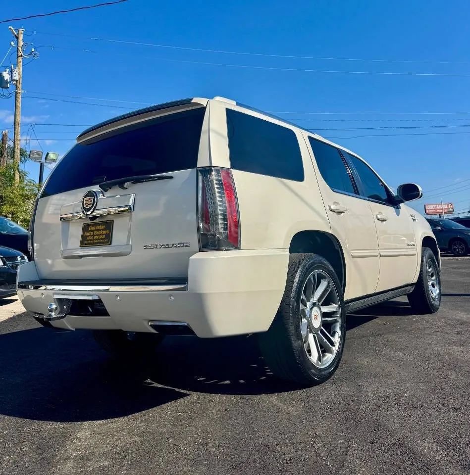 Used 2013 Cadillac Escalade Premium AWD/4WD image 2