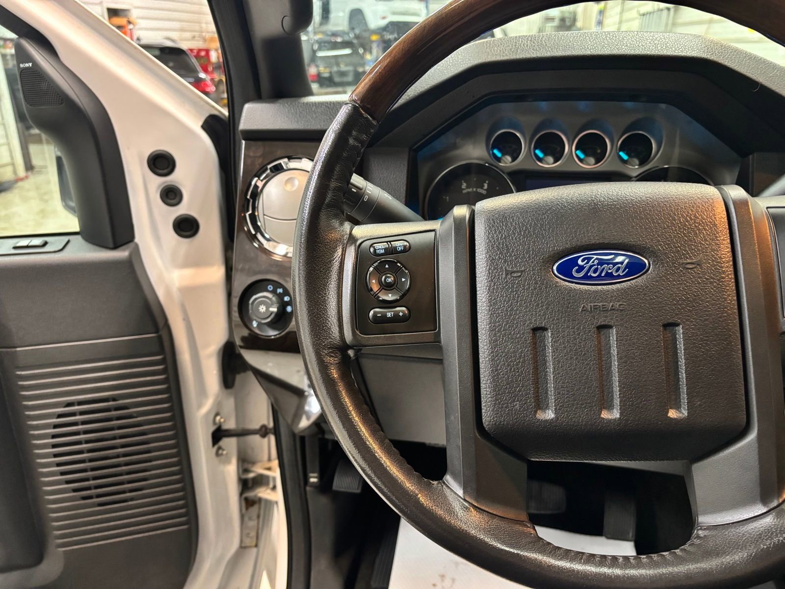 Used 2016 Ford F350 Platinum w/ Platinum Package AWD/4WD image 13