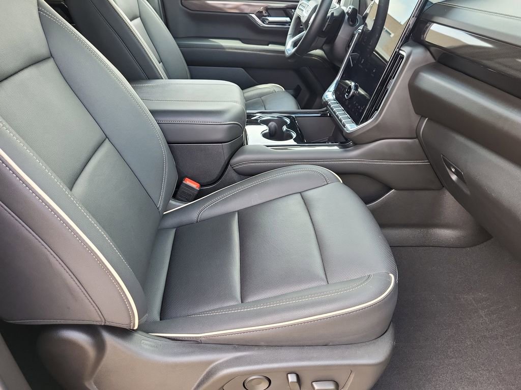 Used 2025 GMC Yukon Elevation w/ LPO, Elevation Black Package AWD/4WD image 16