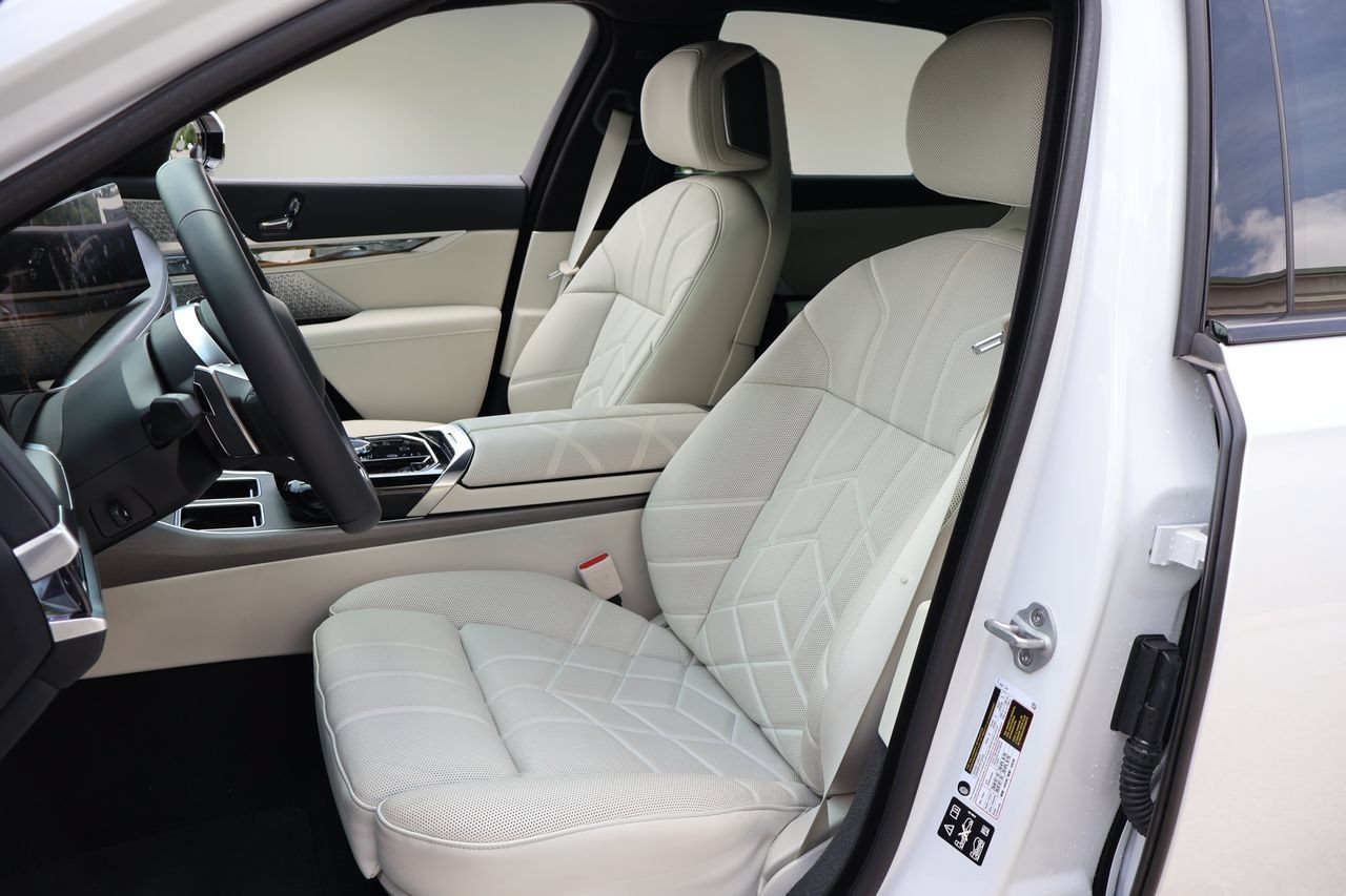 Used 2025 BMW 760i xDrive w/ Executive Package AWD/4WD image 10