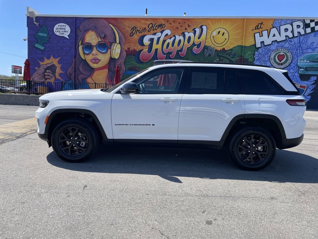 Used 2025 Jeep Grand Cherokee Altitude AWD/4WD image 2
