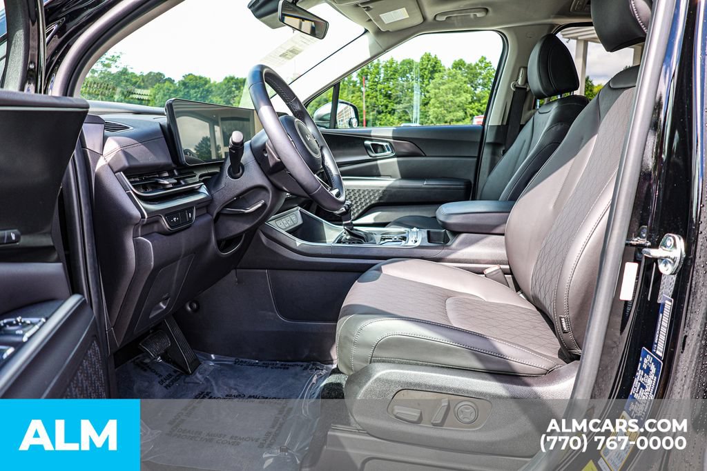 Used 2025 Kia Carnival SX w/ SX Dark Edition Package FWD image 17