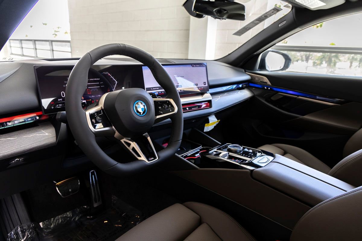 New 2026 BMW 550e xDrive w/ Premium Package AWD/4WD image 17