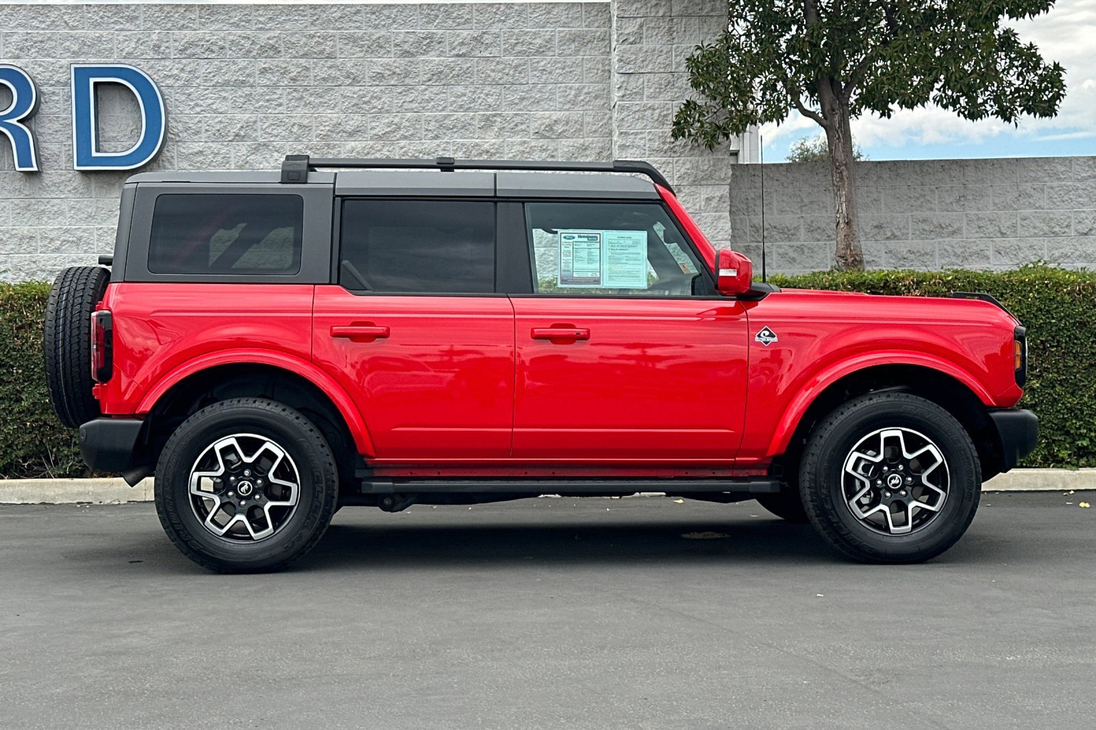 Used 2023 Ford Bronco Outer Banks image 3