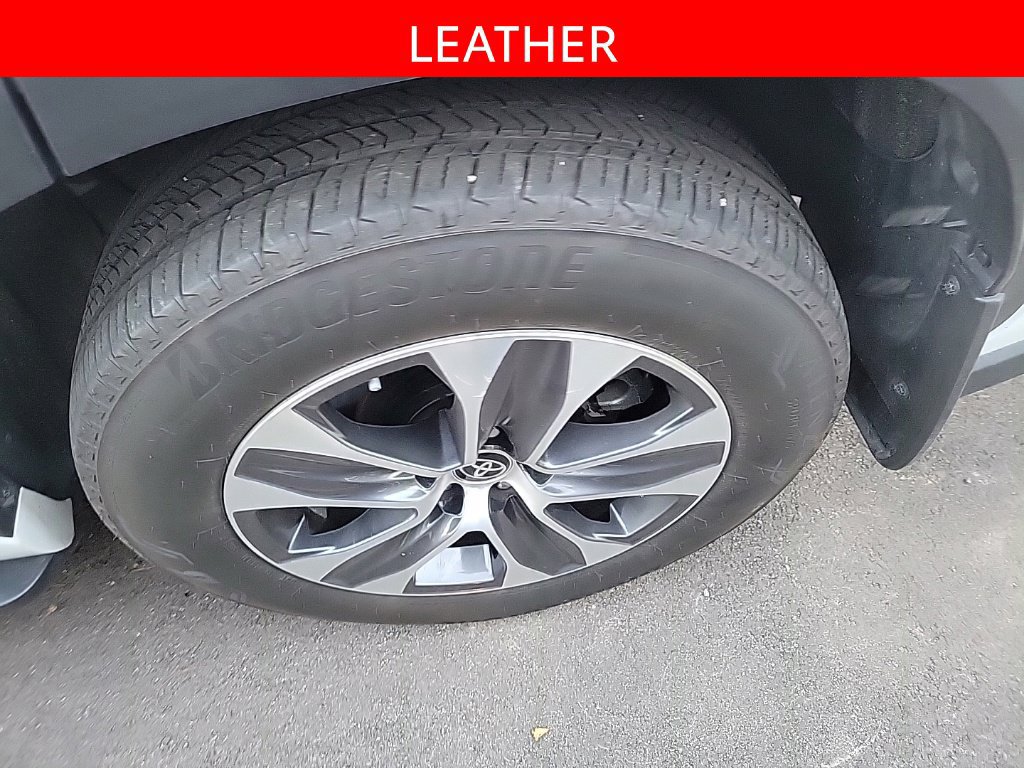Used 2023 Toyota Highlander XLE AWD/4WD image 5