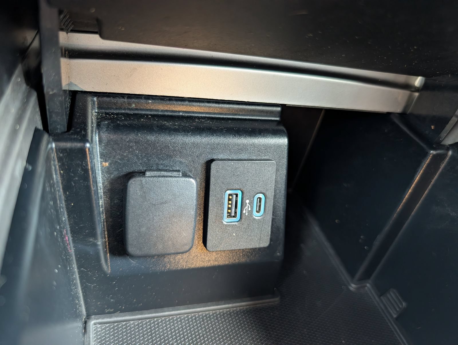 Used 2020 Ford Explorer XLT w/ Equipment Group 202A AWD/4WD image 32
