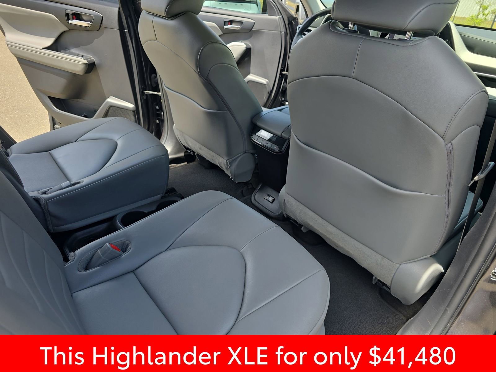 Used 2024 Toyota Highlander XLE AWD/4WD image 17