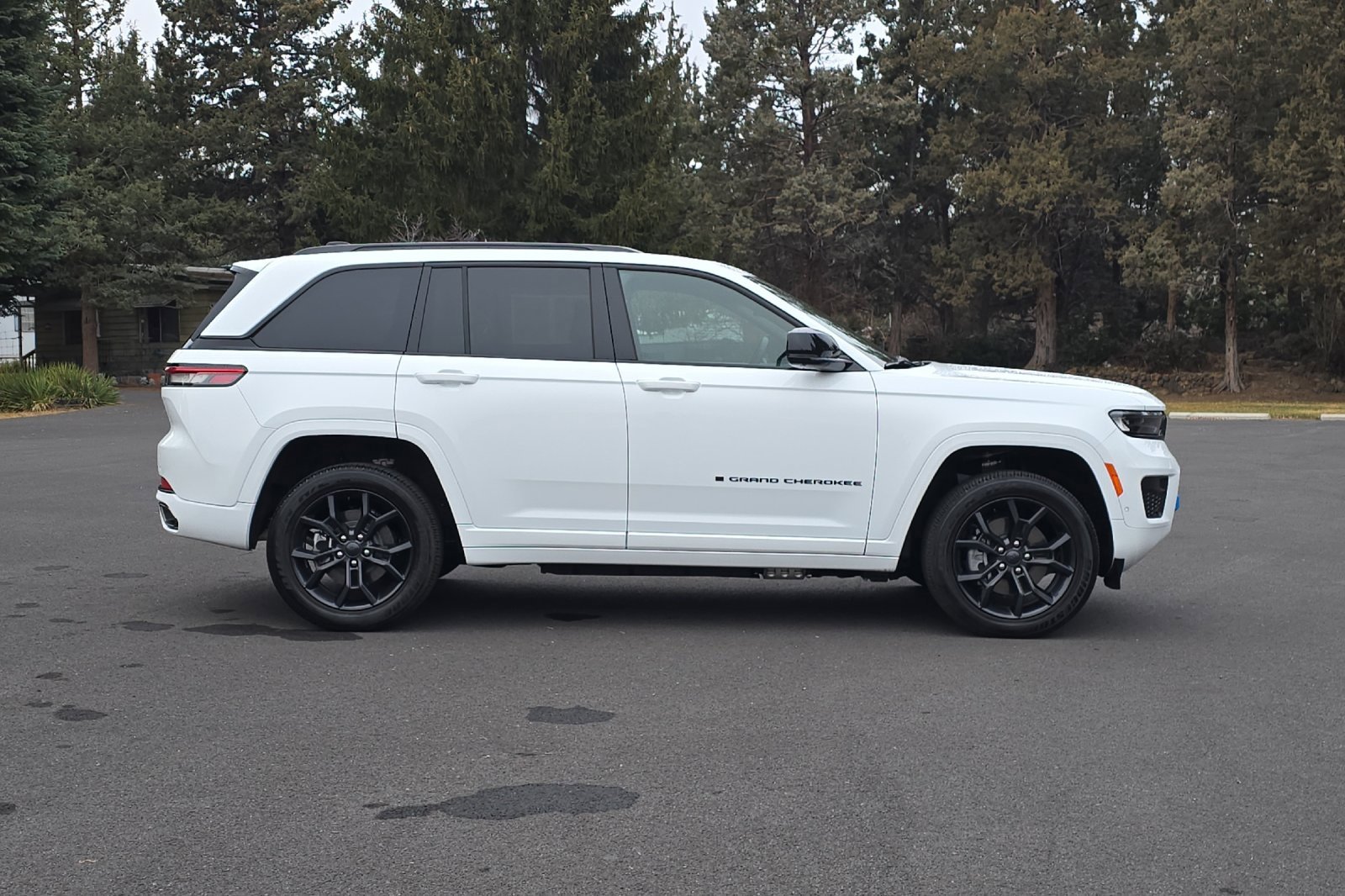 Used 2025 Jeep Grand Cherokee Limited 4xe image 3