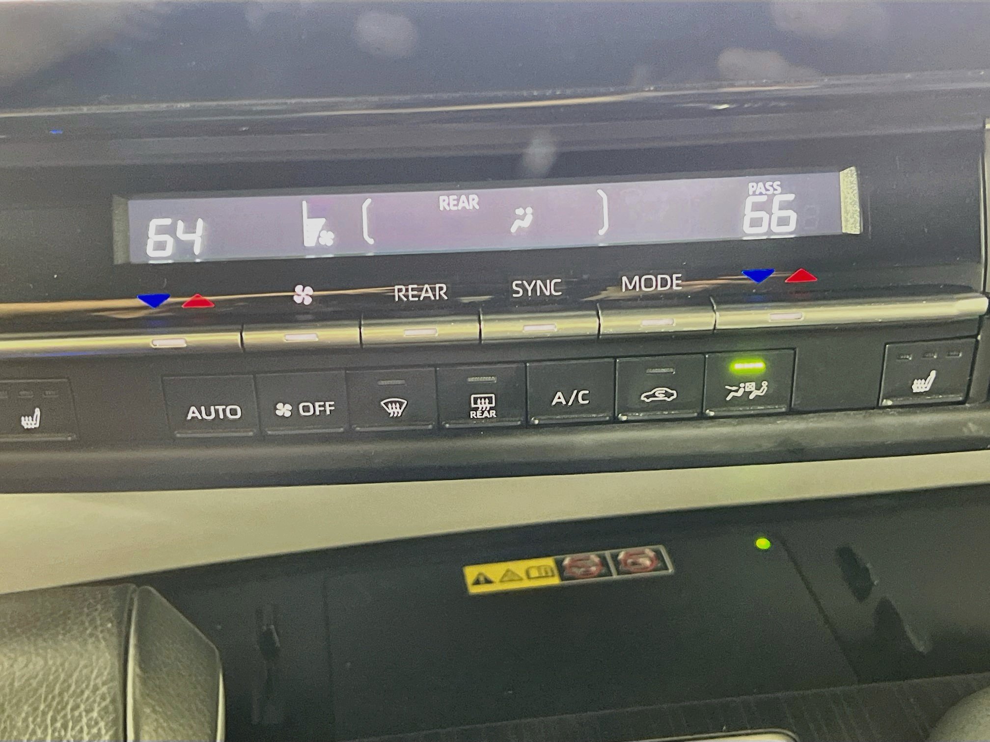 Used 2025 Toyota Sienna XLE FWD image 26