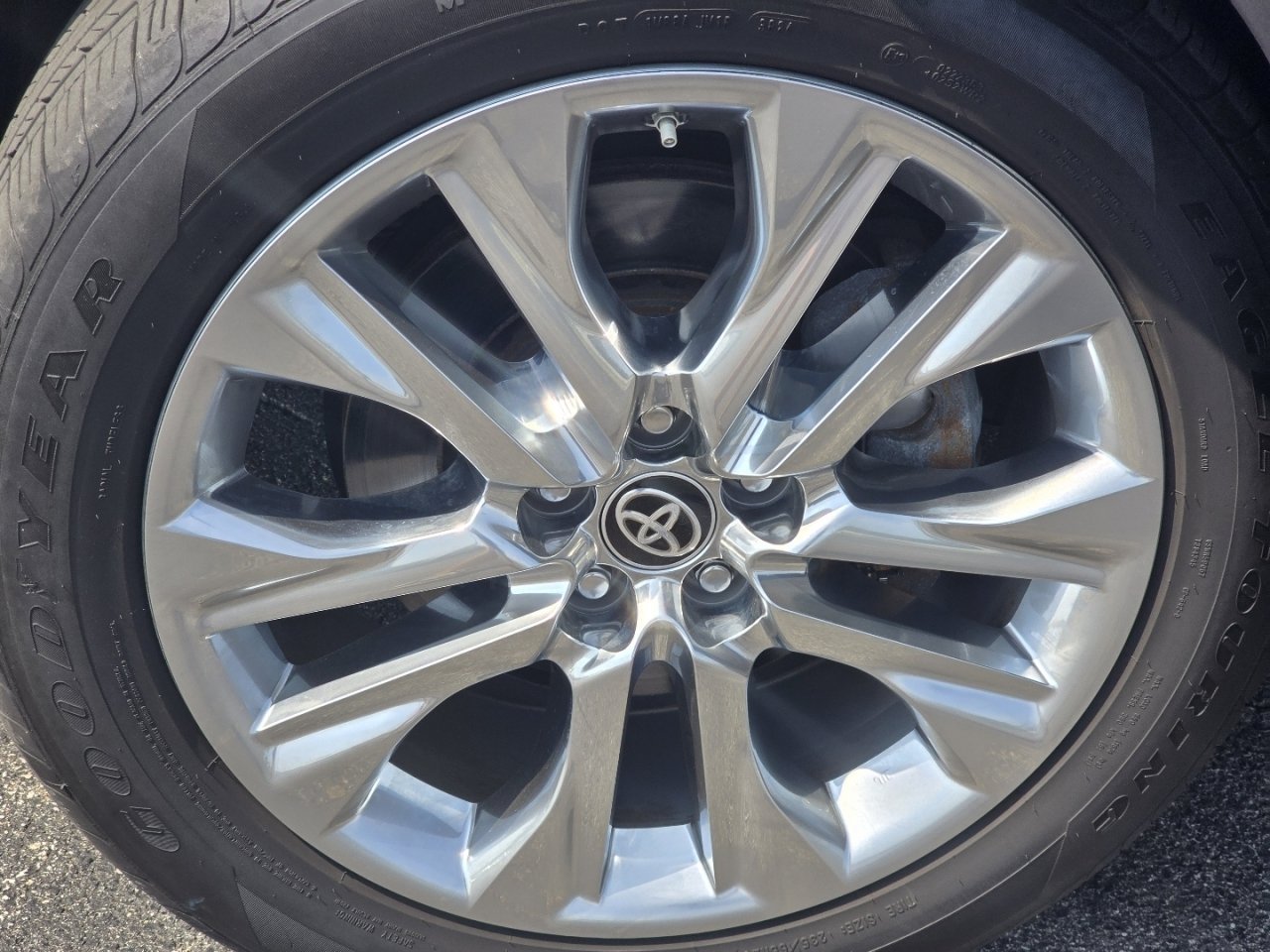 Certified 2024 Toyota Highlander Limited AWD/4WD image 11