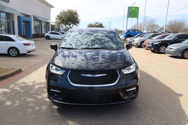 Used 2026 Chrysler Pacifica Select image 2