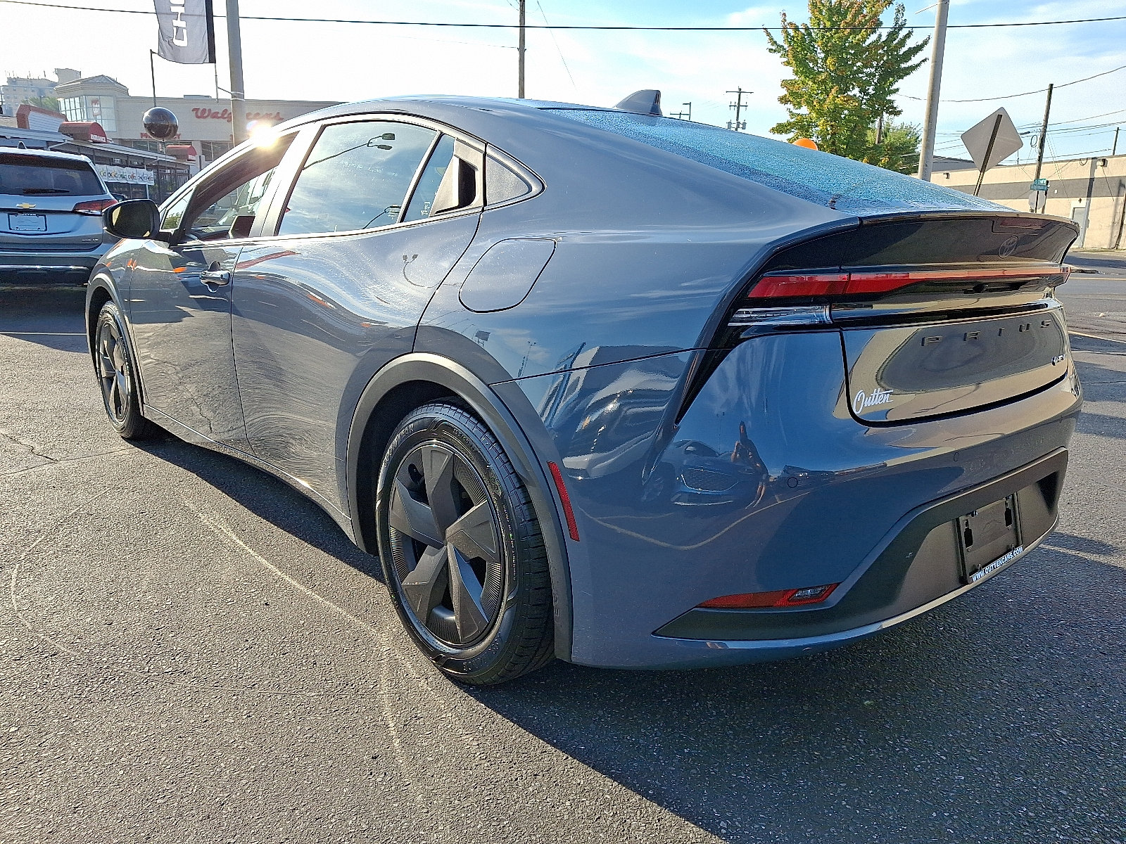 Used 2025 Toyota Prius LE FWD image 3