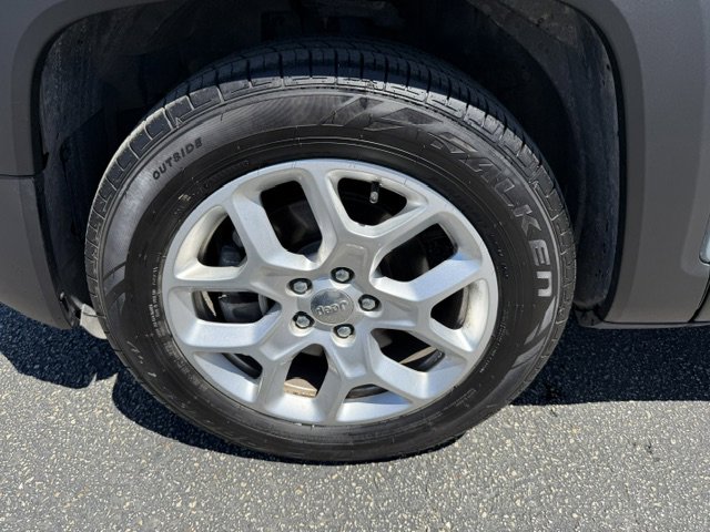 Used 2018 Jeep Renegade Latitude w/ Popular Equipment Group image 9