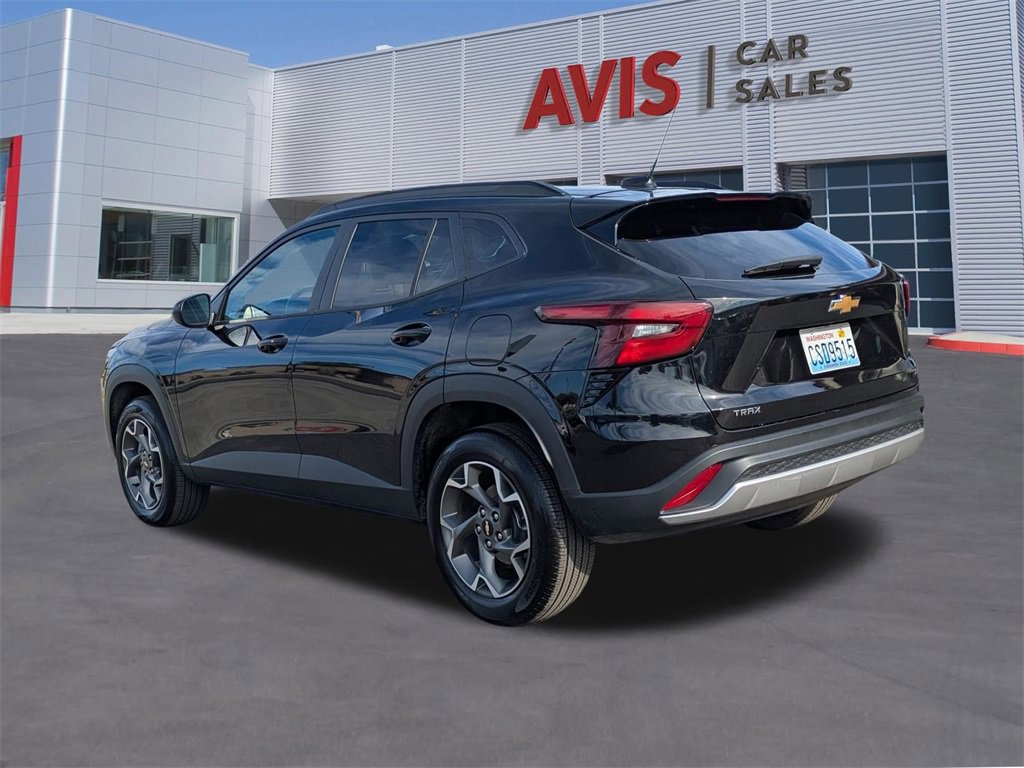 Used 2025 Chevrolet Trax LT w/ LT Convenience Package image 9