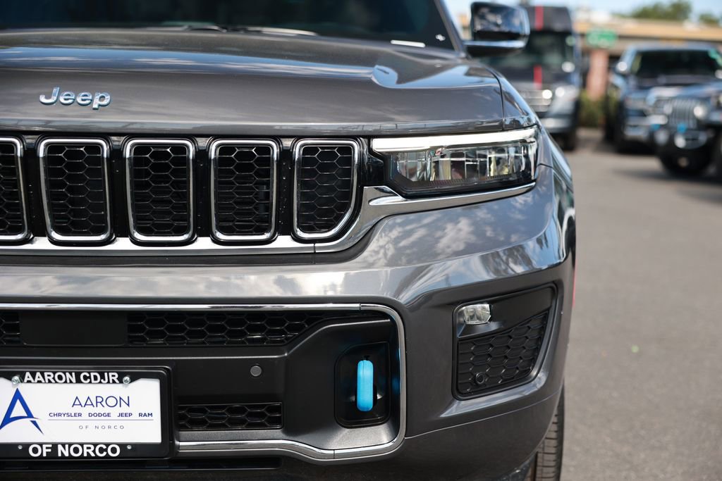 Used 2023 Jeep Grand Cherokee Overland w/ Luxury Tech Group IV AWD/4WD image 5
