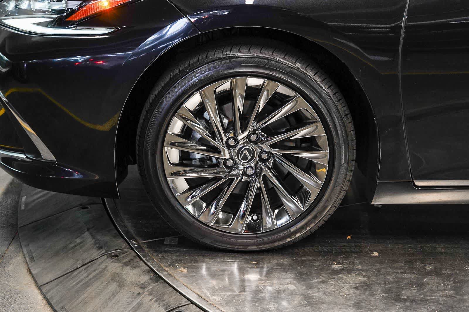 Used 2025 Lexus ES 300h w/ Accessory Package (Z2) FWD image 9
