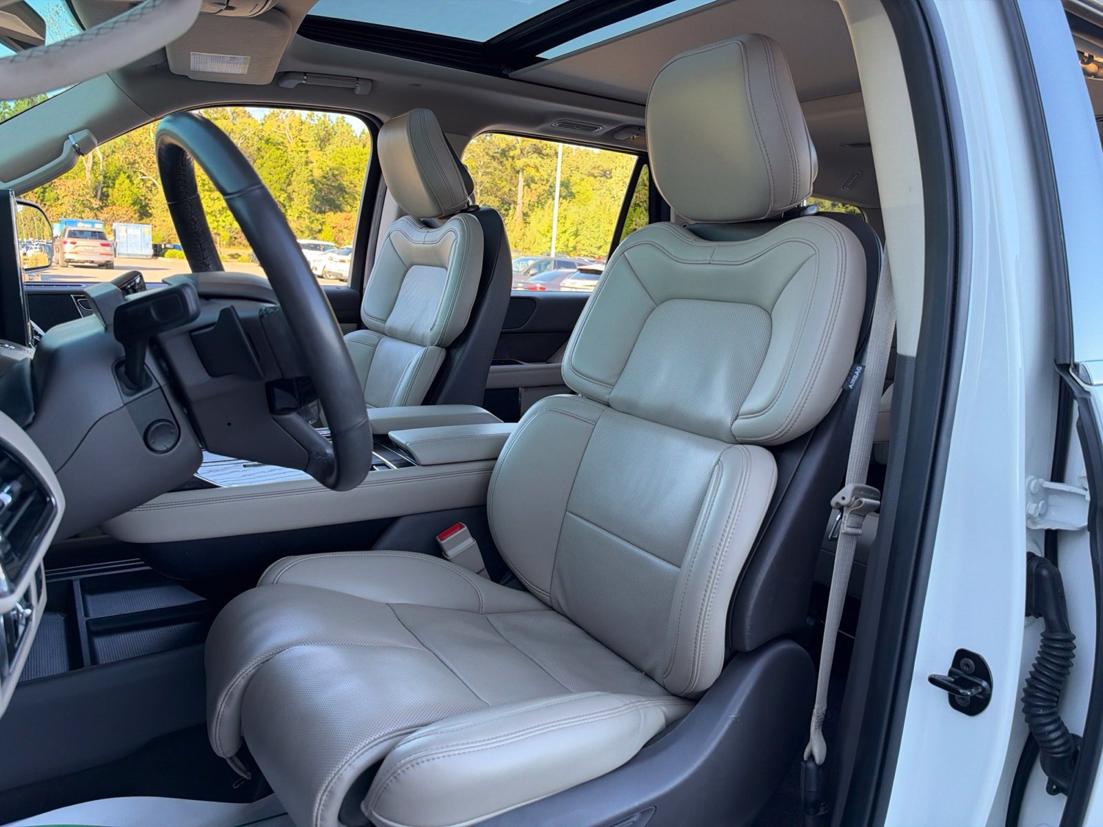 Used 2024 Lincoln Navigator Premiere AWD/4WD image 30