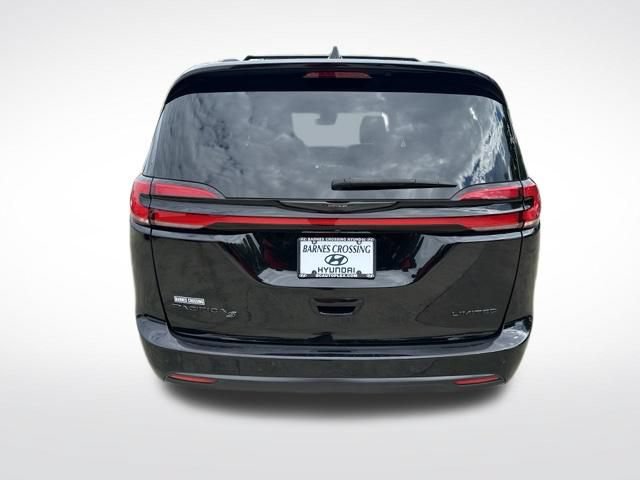 Used 2025 Chrysler Pacifica Limited FWD image 4