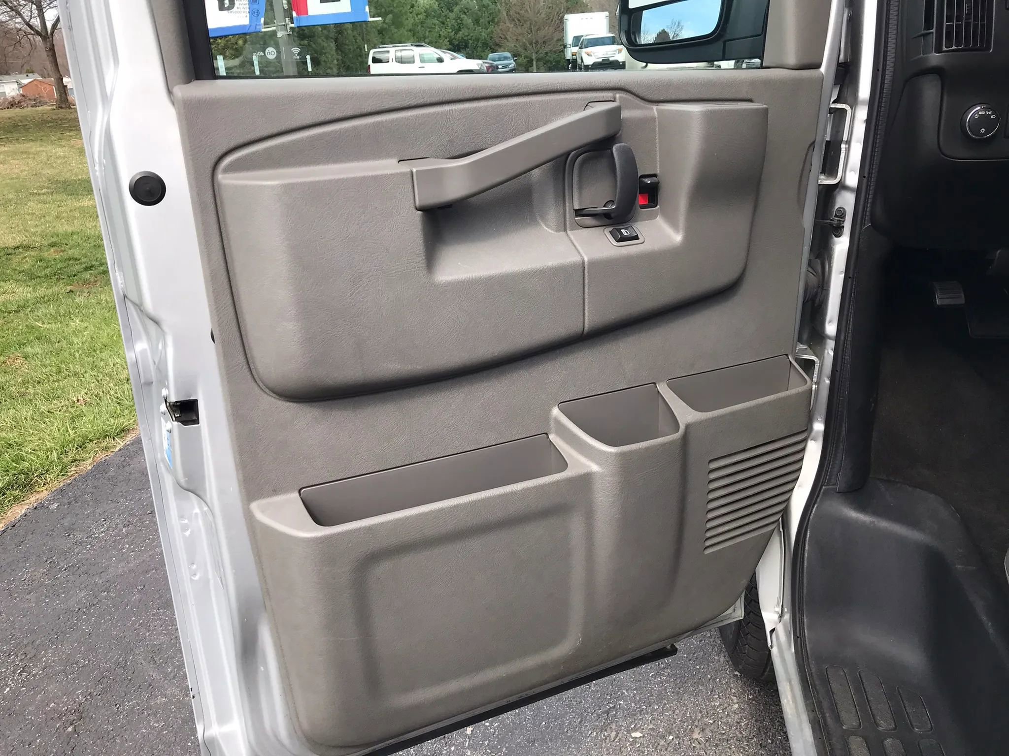 Used 2017 Chevrolet Express 3500 LT w/ LT Preferred Equipment Group image 10