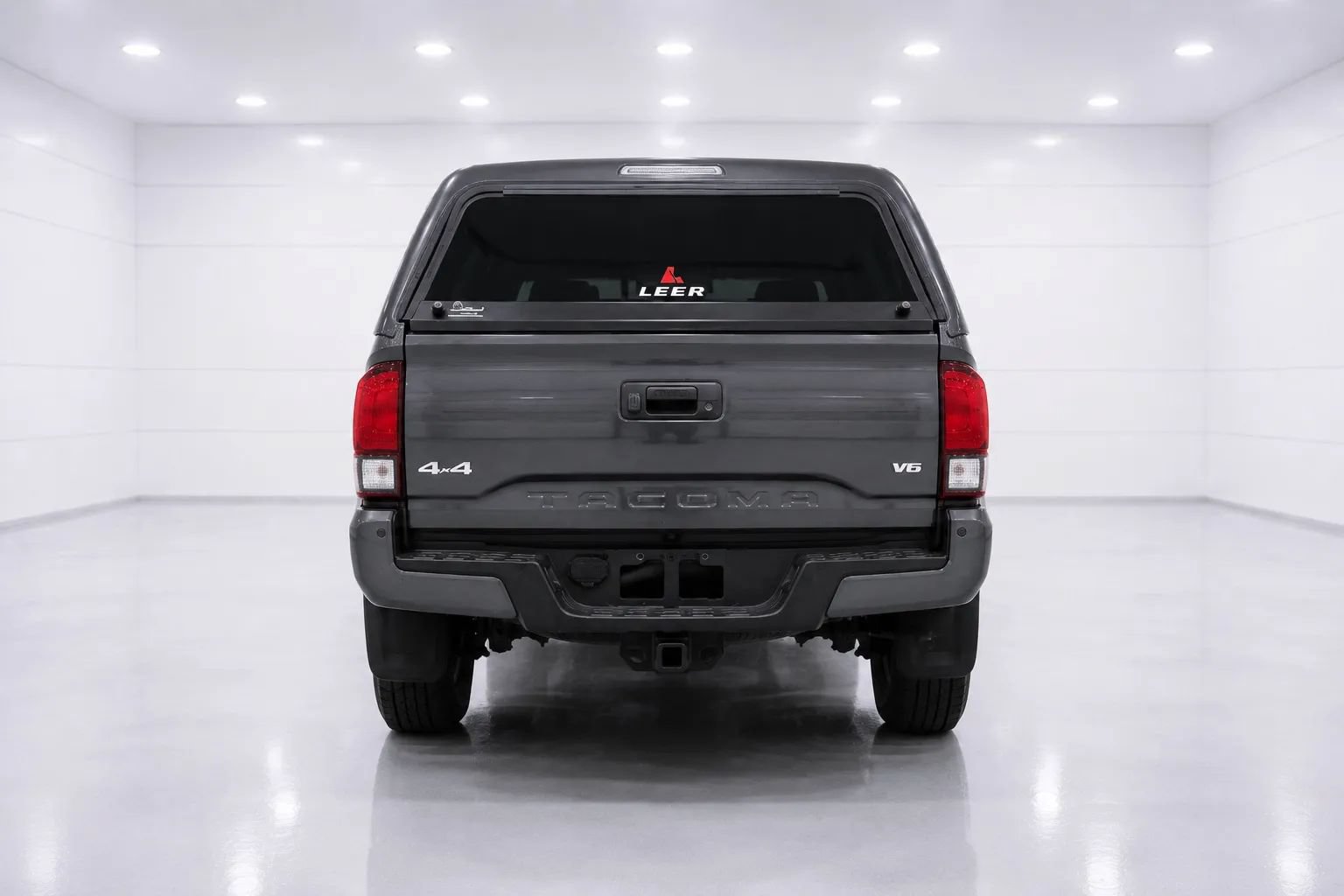 Used 2017 Toyota Tacoma SR AWD/4WD image 4