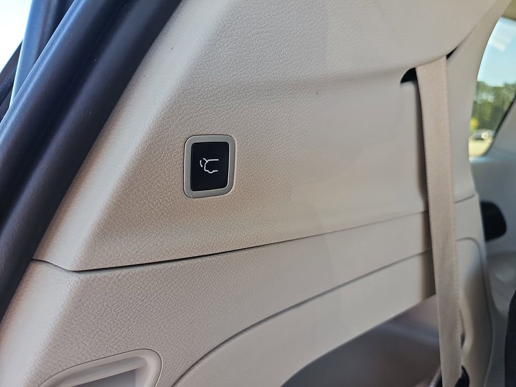 Used 2023 Chrysler Voyager LX image 18