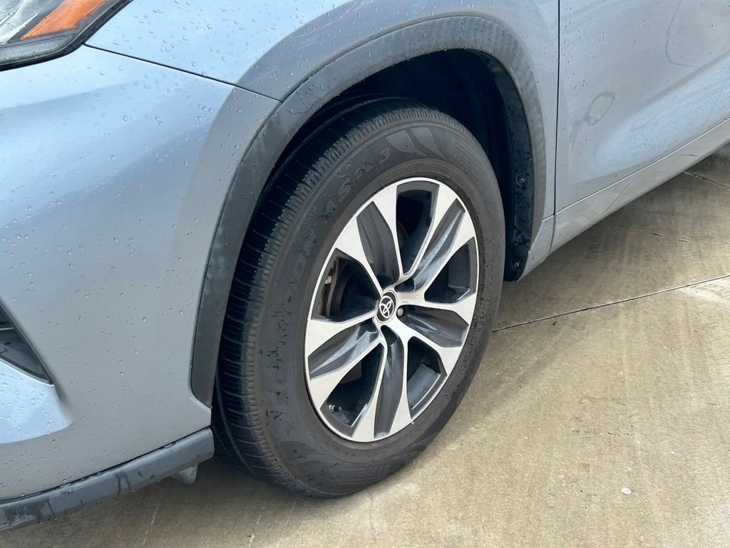 Used 2020 Toyota Highlander XLE FWD image 9