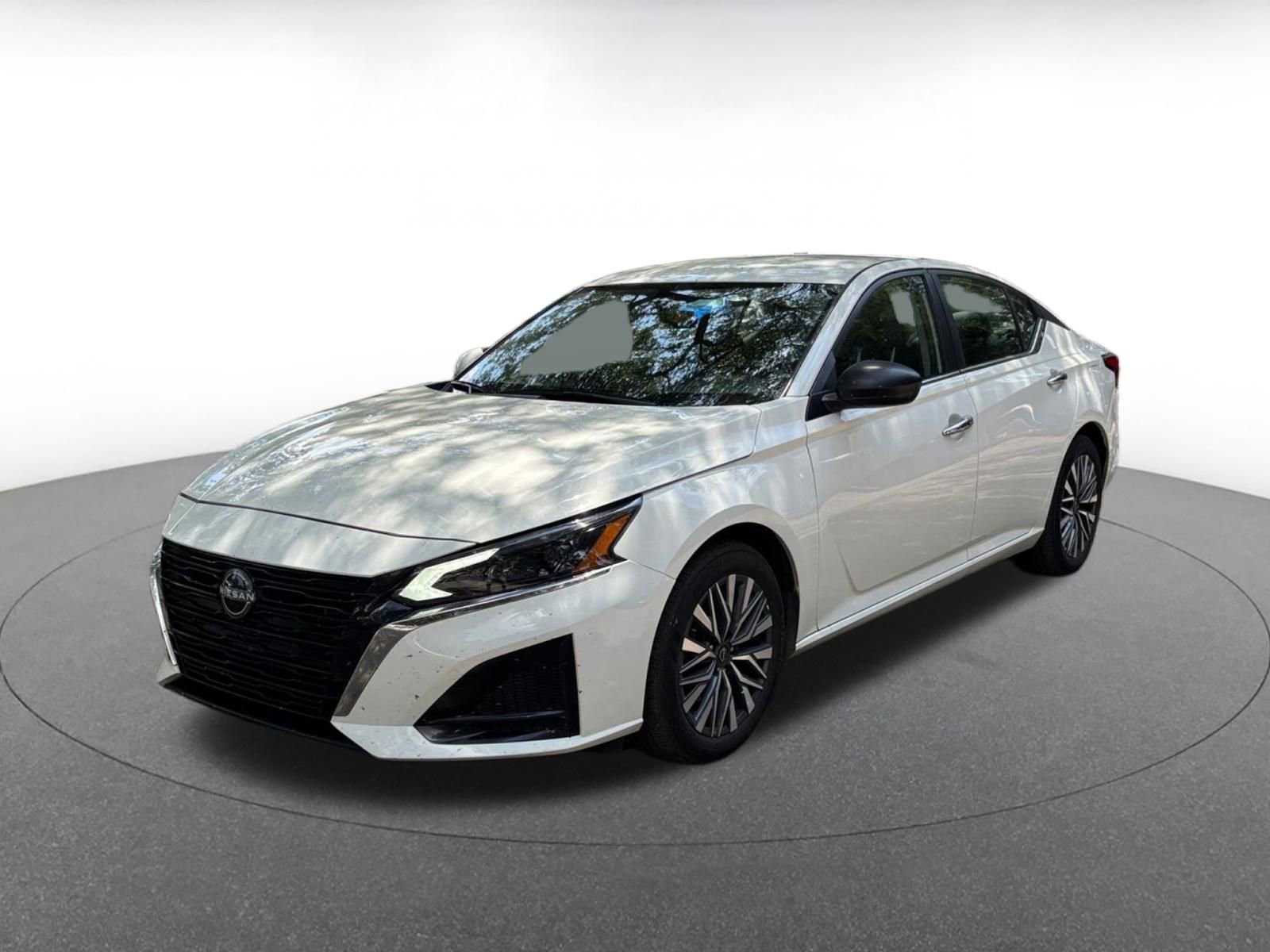 Used 2025 Nissan Altima 2.5 SV FWD image 3