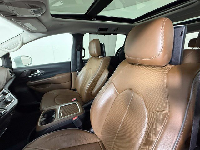 Used 2018 Chrysler Pacifica Limited w/ Tire & Wheel Group FWD image 16