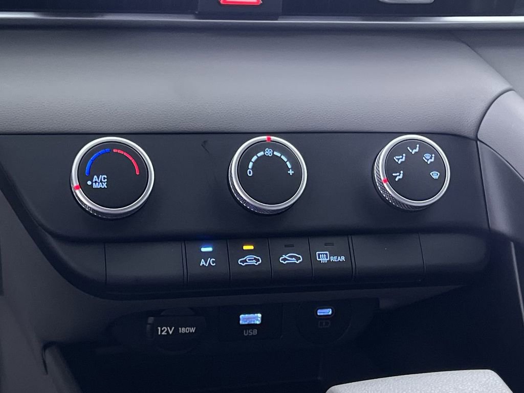 Used 2025 Hyundai Elantra SE image 20