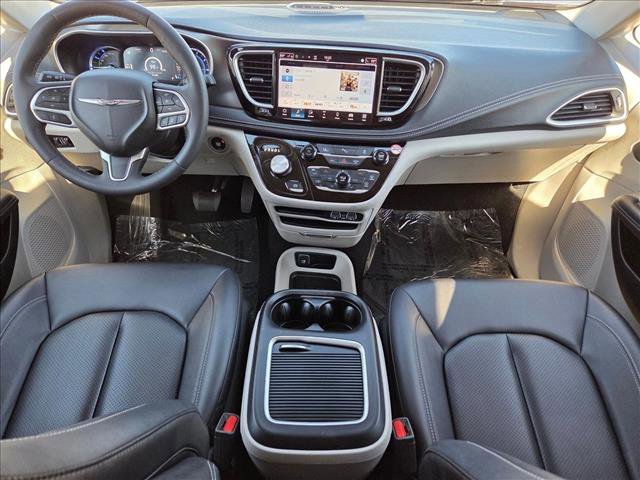 Used 2024 Chrysler Pacifica Select image 16