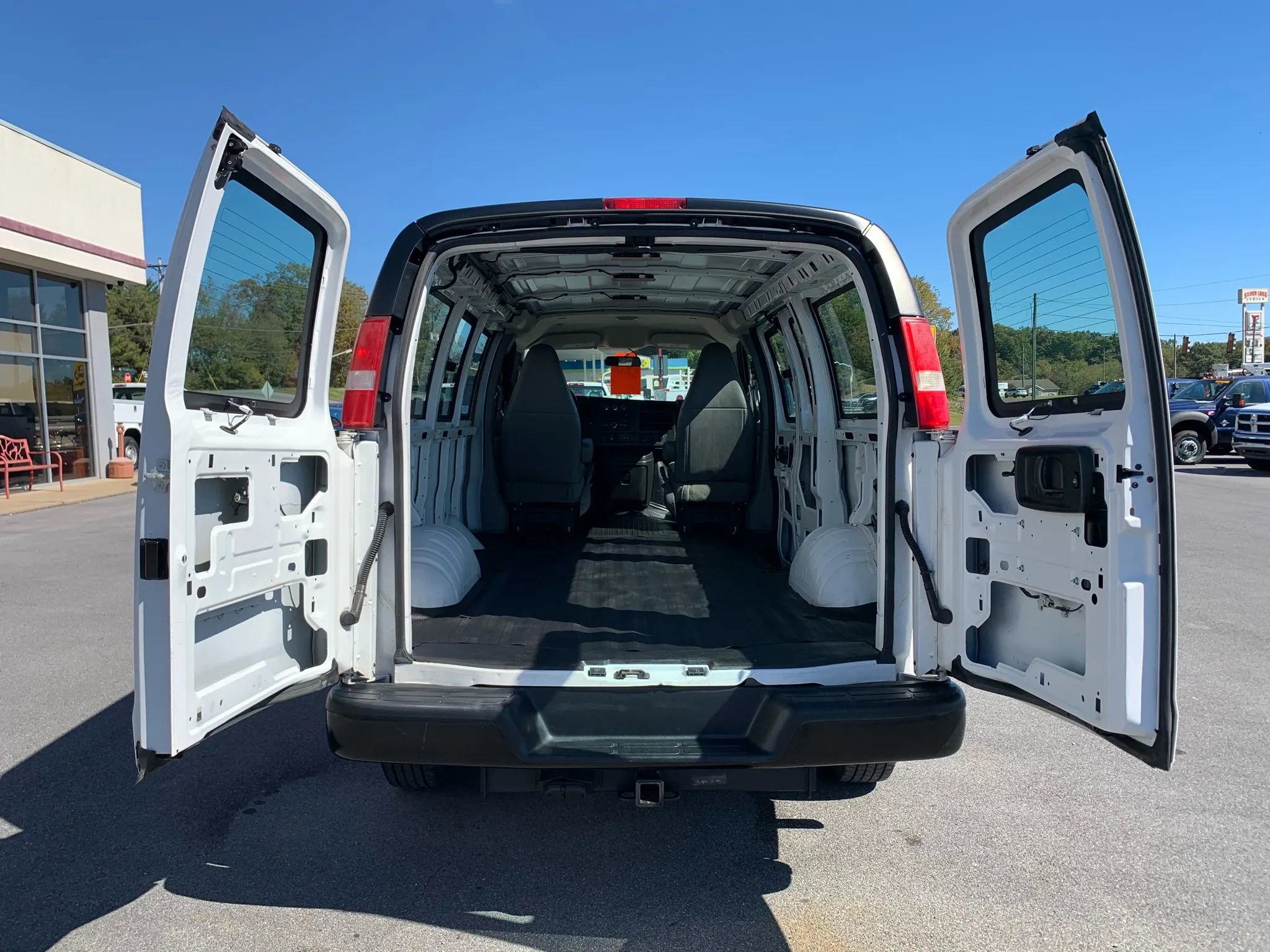 Used 2017 Chevrolet Express 2500 image 31