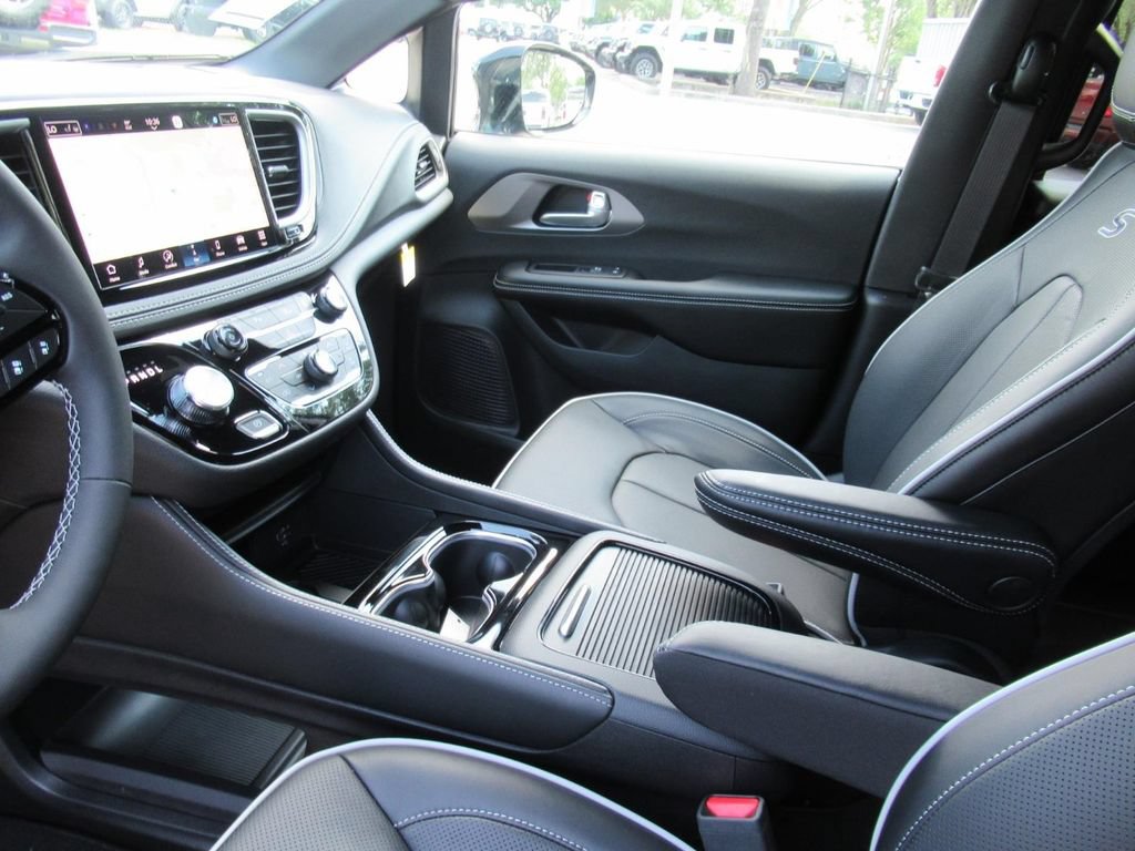 New 2027 Chrysler Pacifica Limited FWD image 17