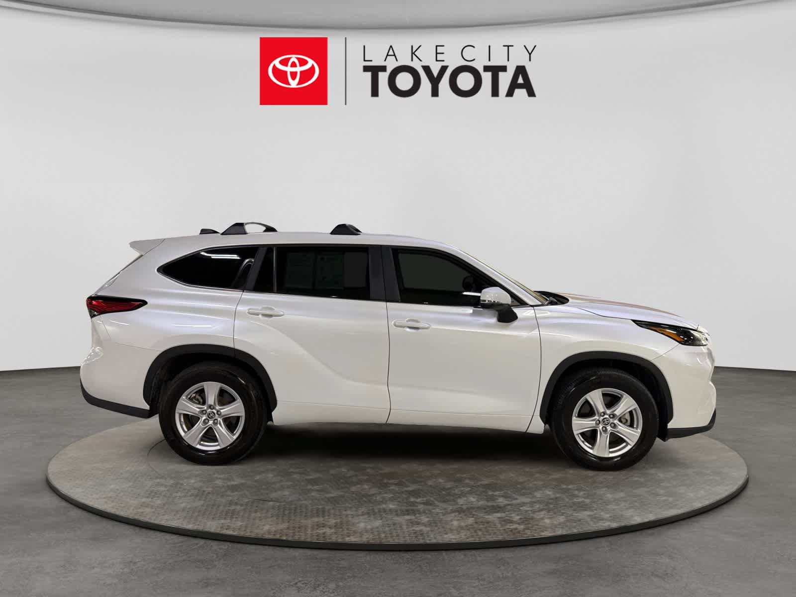 Used 2023 Toyota Highlander L FWD image 11