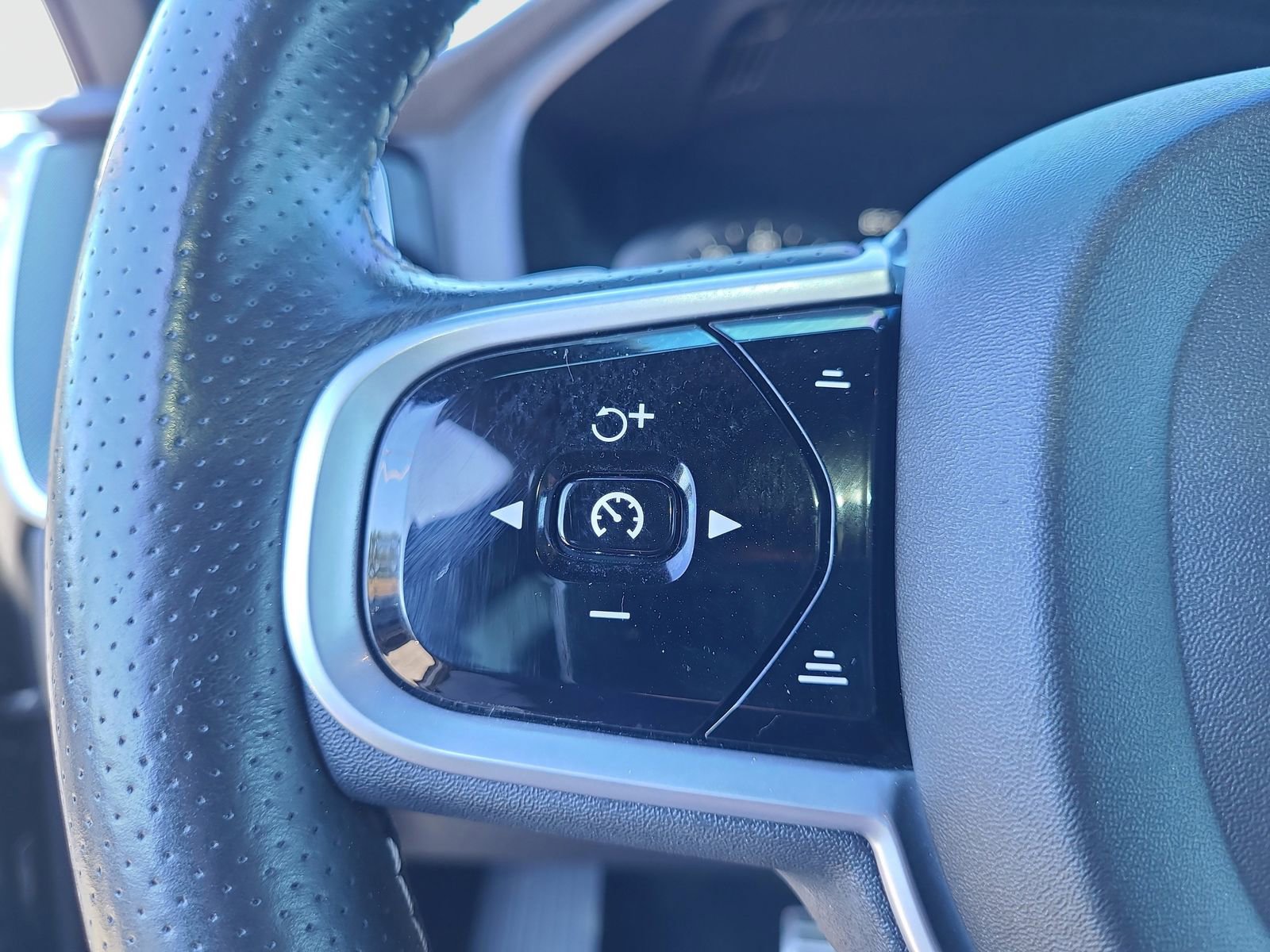 Used 2019 Volvo XC60 T5 R-Design w/ Protection Package Premier image 25