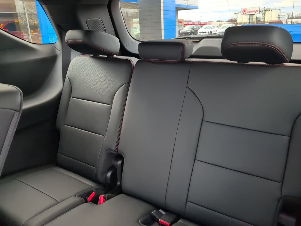Used 2025 Chevrolet Traverse RS image 27