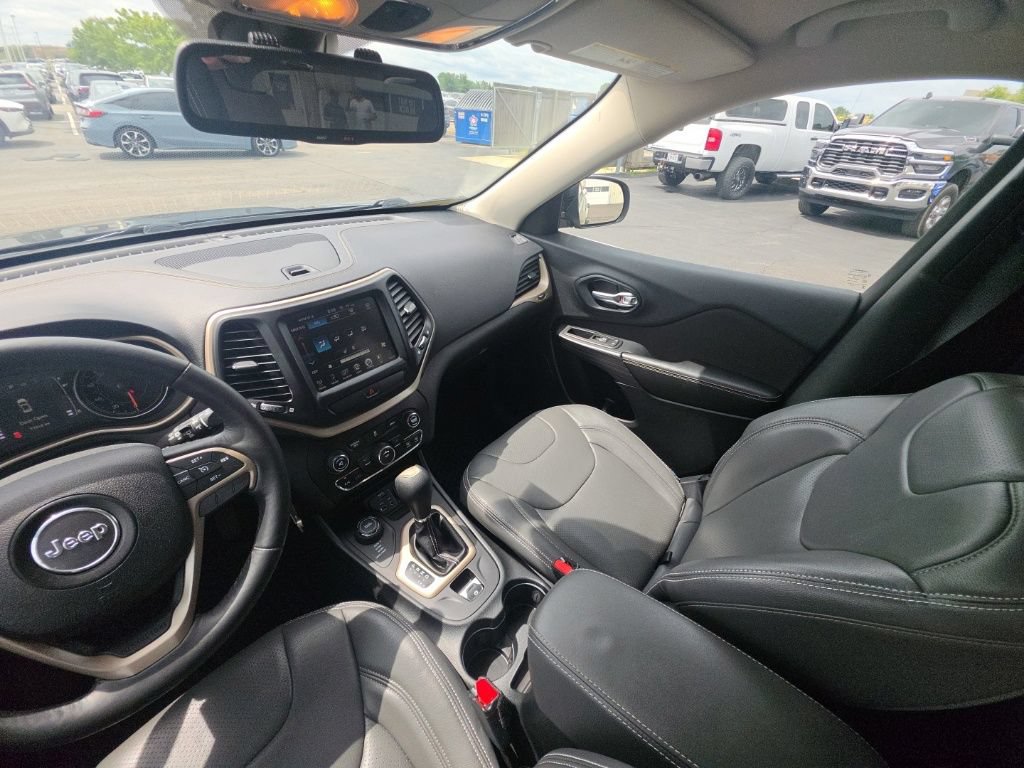 Used 2016 Jeep Cherokee Latitude w/ Cold Weather Group AWD/4WD image 28