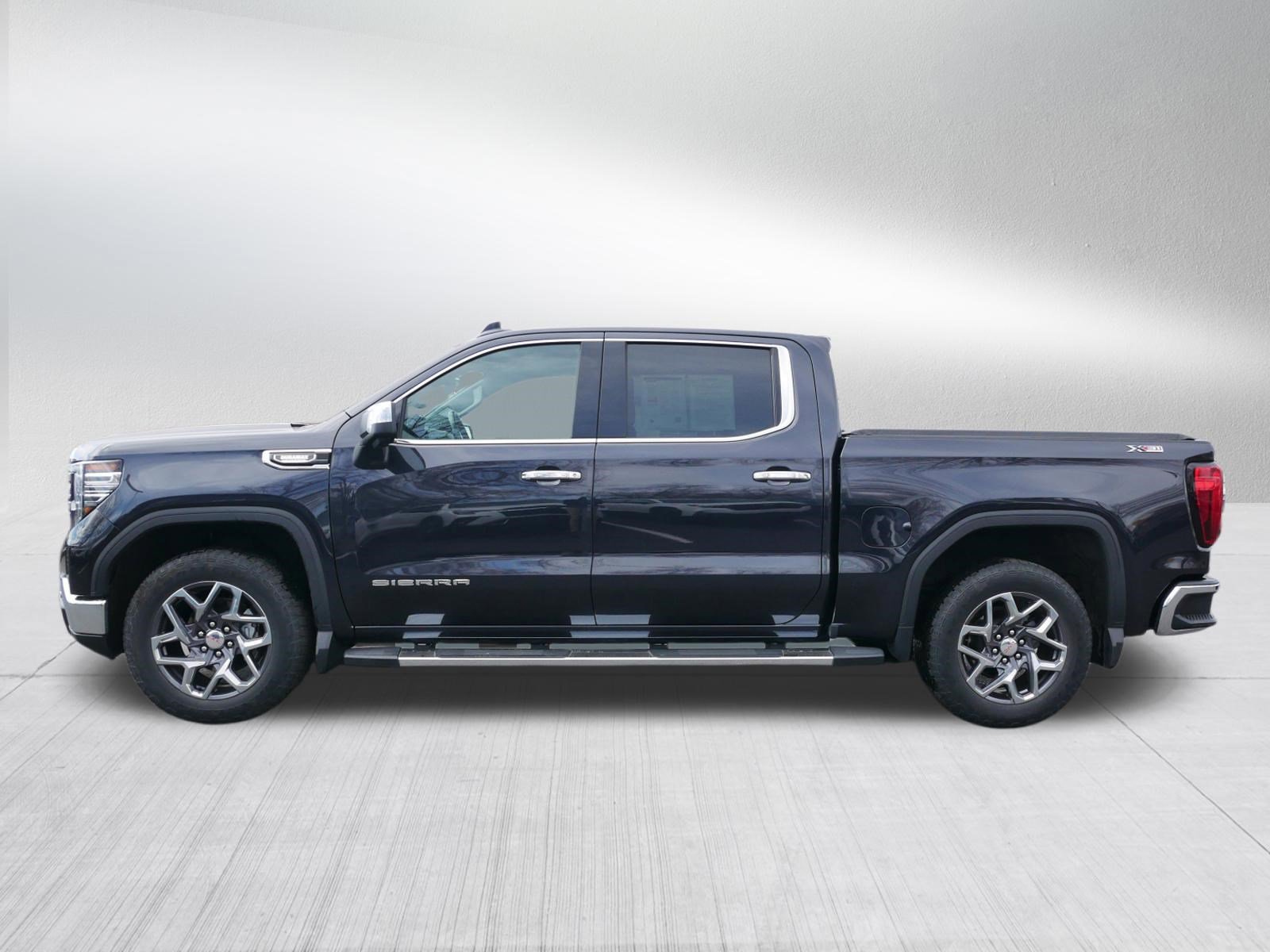 Used 2022 GMC Sierra 1500 SLT w/ SLT Premium Plus Package AWD/4WD image 4