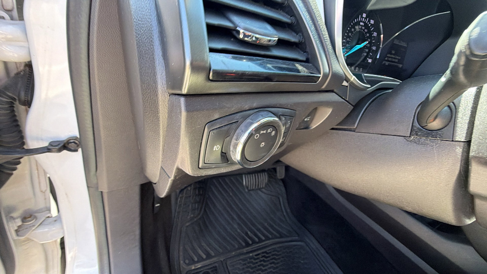 Used 2016 Ford Fusion SE image 25