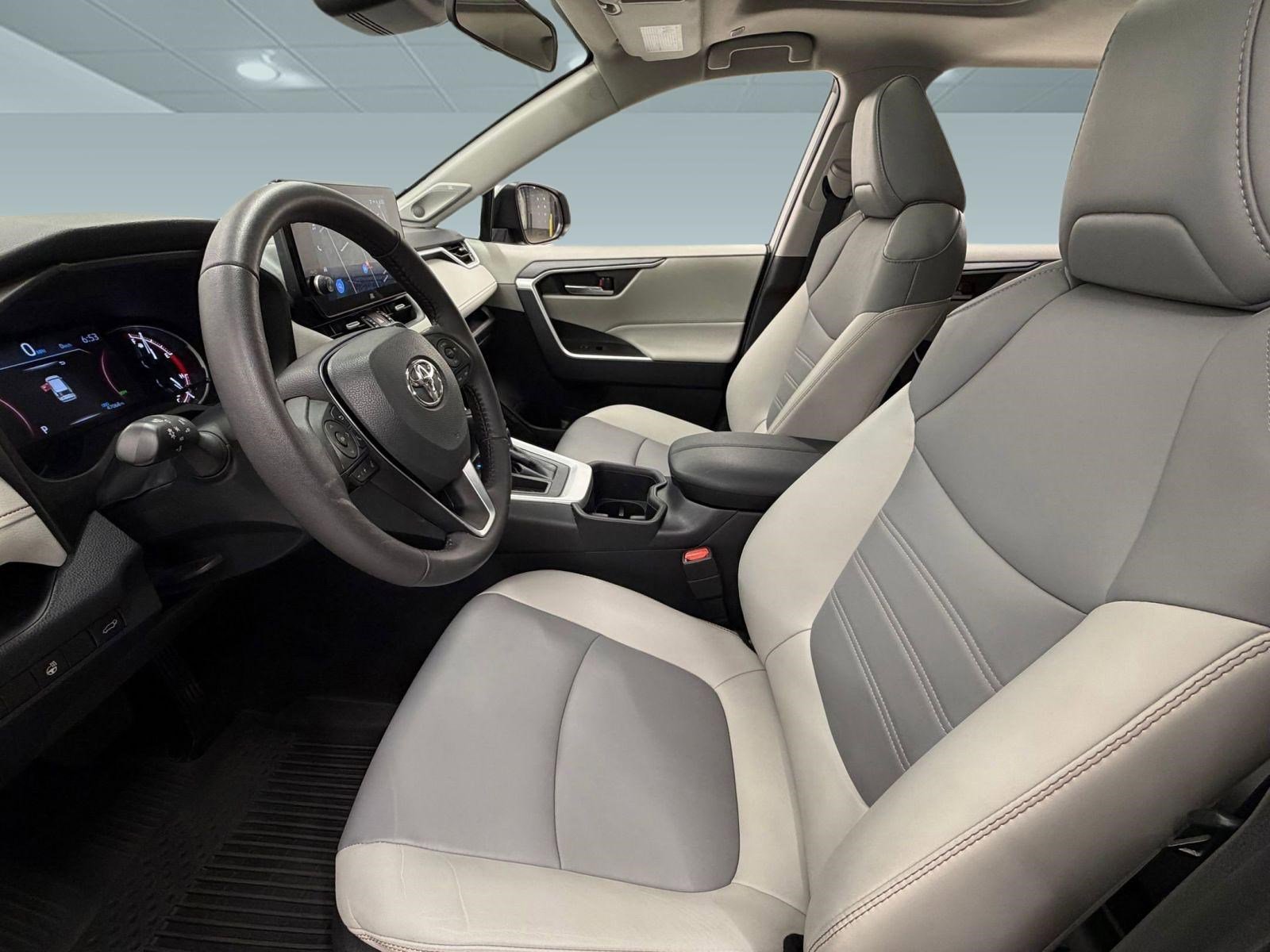 Used 2023 Toyota RAV4 XLE Premium FWD image 4
