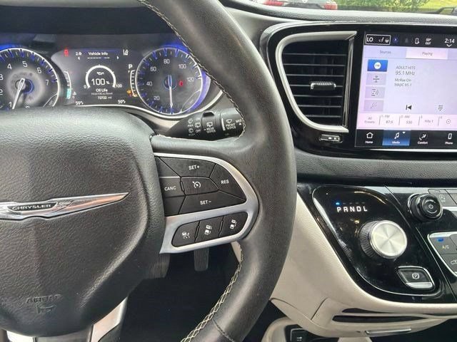 Used 2023 Chrysler Pacifica Touring-L FWD image 16