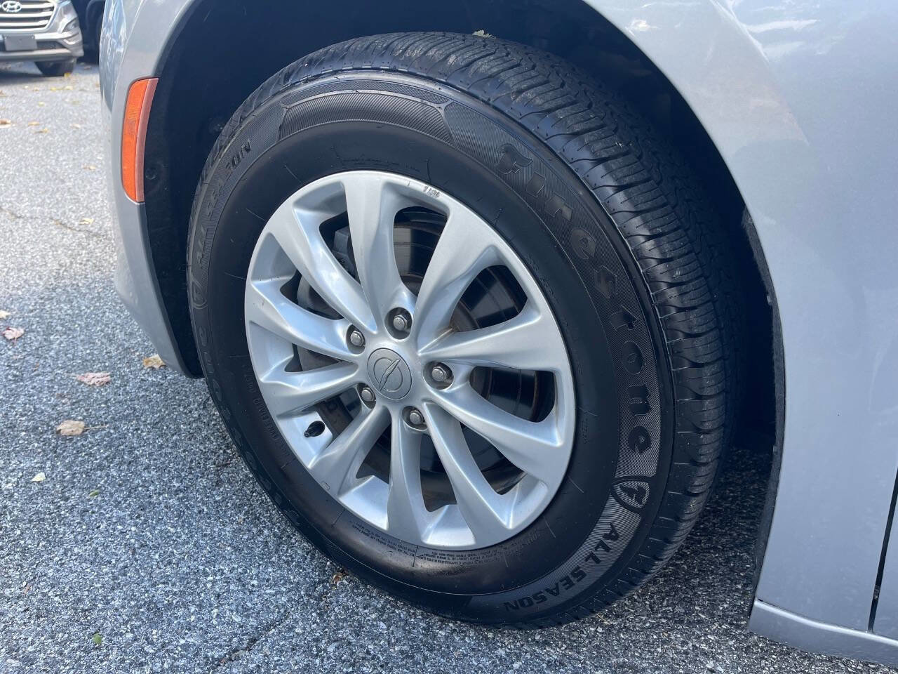 Used 2018 Chrysler Pacifica Touring-L image 39