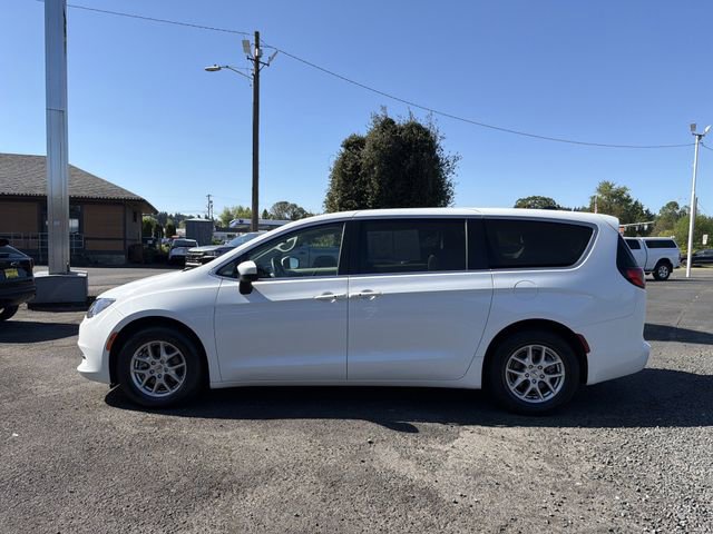 Used 2022 Chrysler Voyager LX FWD image 2