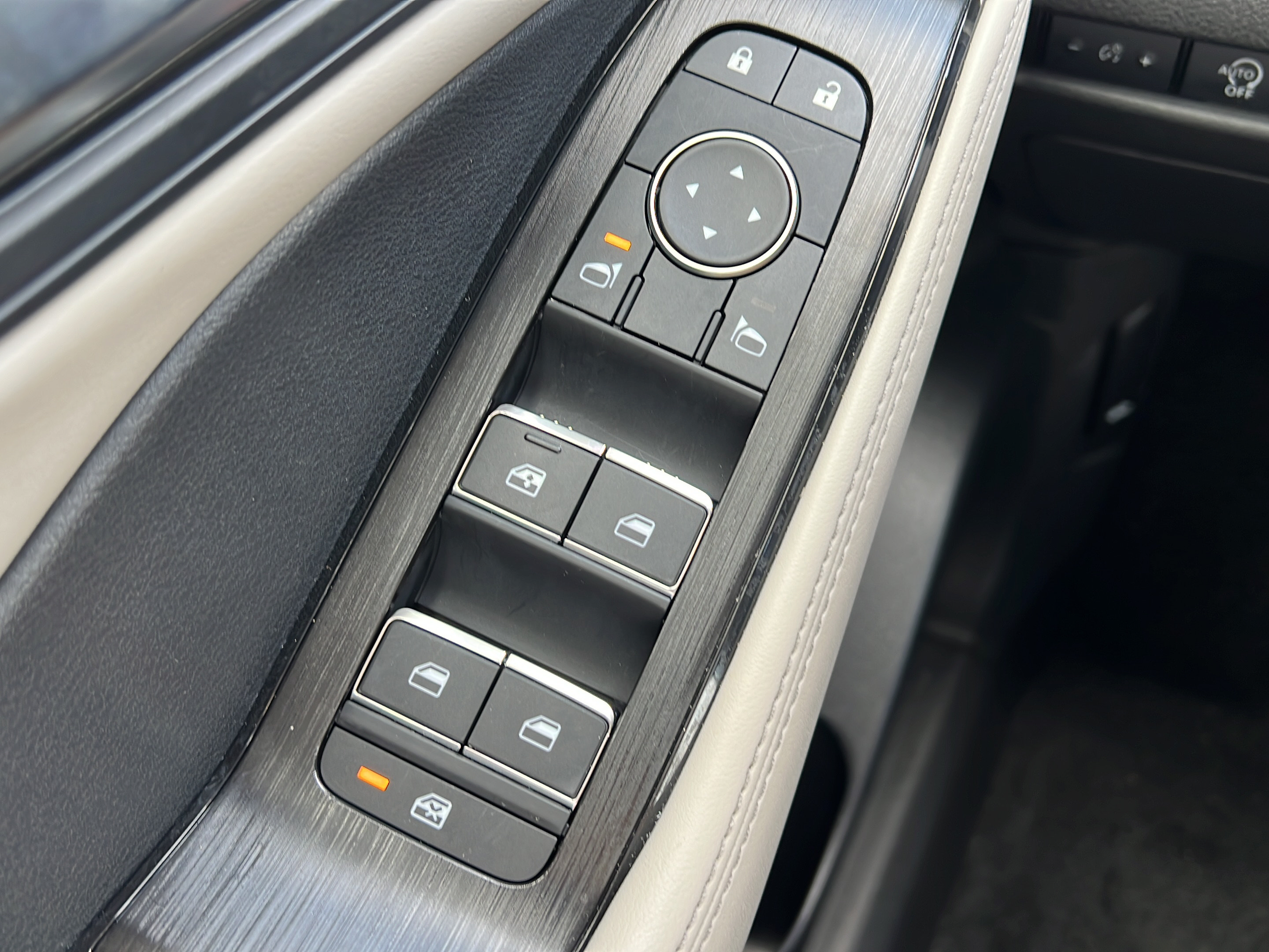 Used 2025 Nissan Rogue SL w/ SL Premium Package FWD image 23