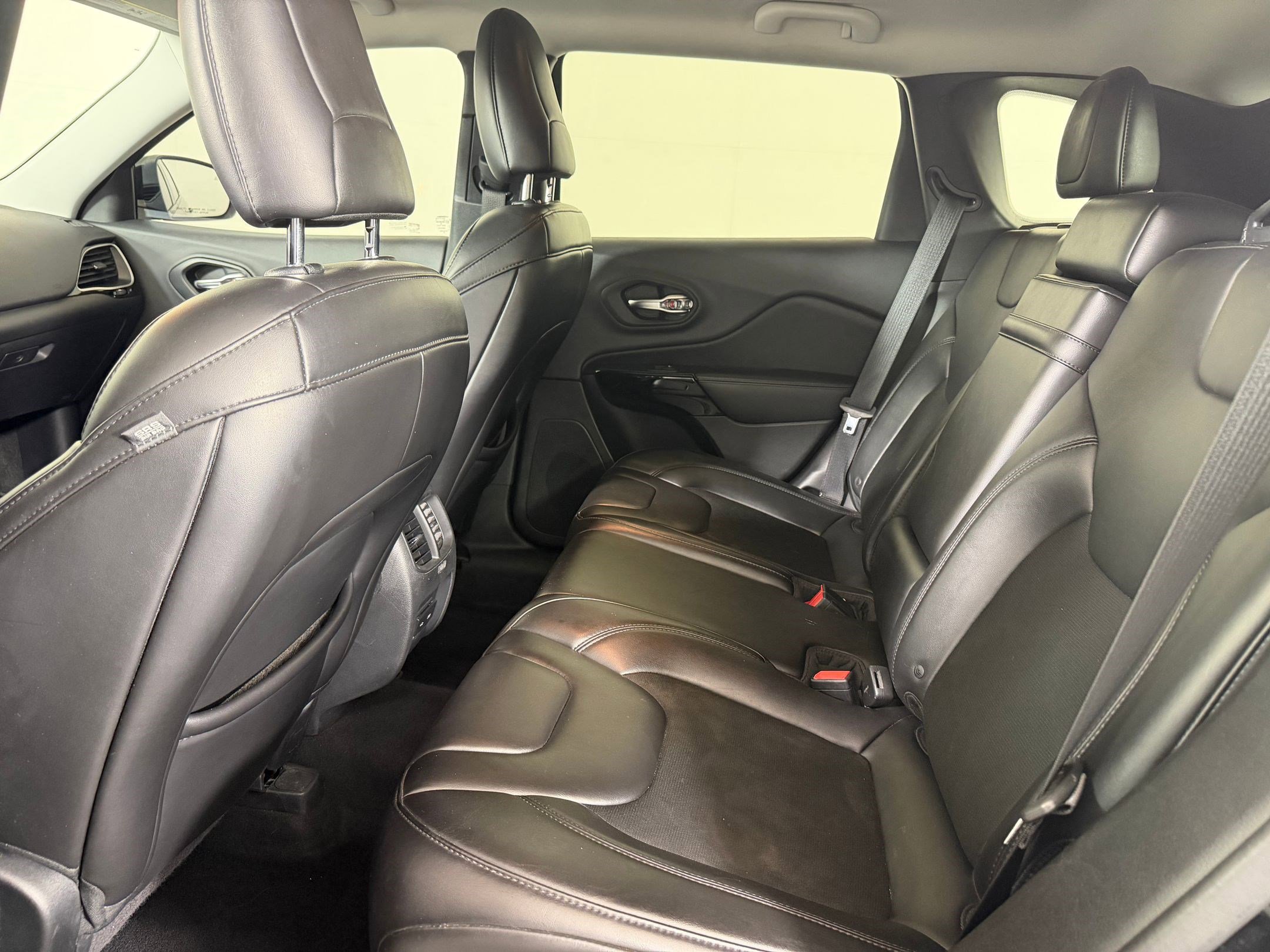 Used 2019 Jeep Cherokee Latitude Plus AWD/4WD image 15