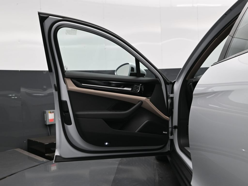 Certified 2025 Porsche Panamera RWD image 8