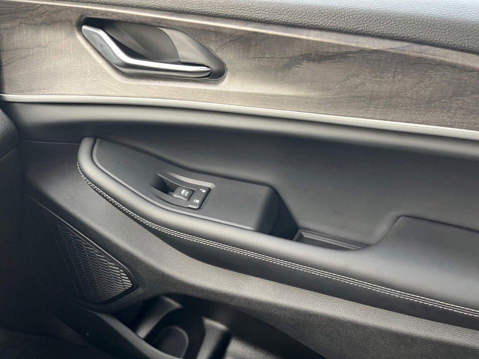 Used 2025 Jeep Grand Cherokee L Limited w/ Black Appearance Package image 31