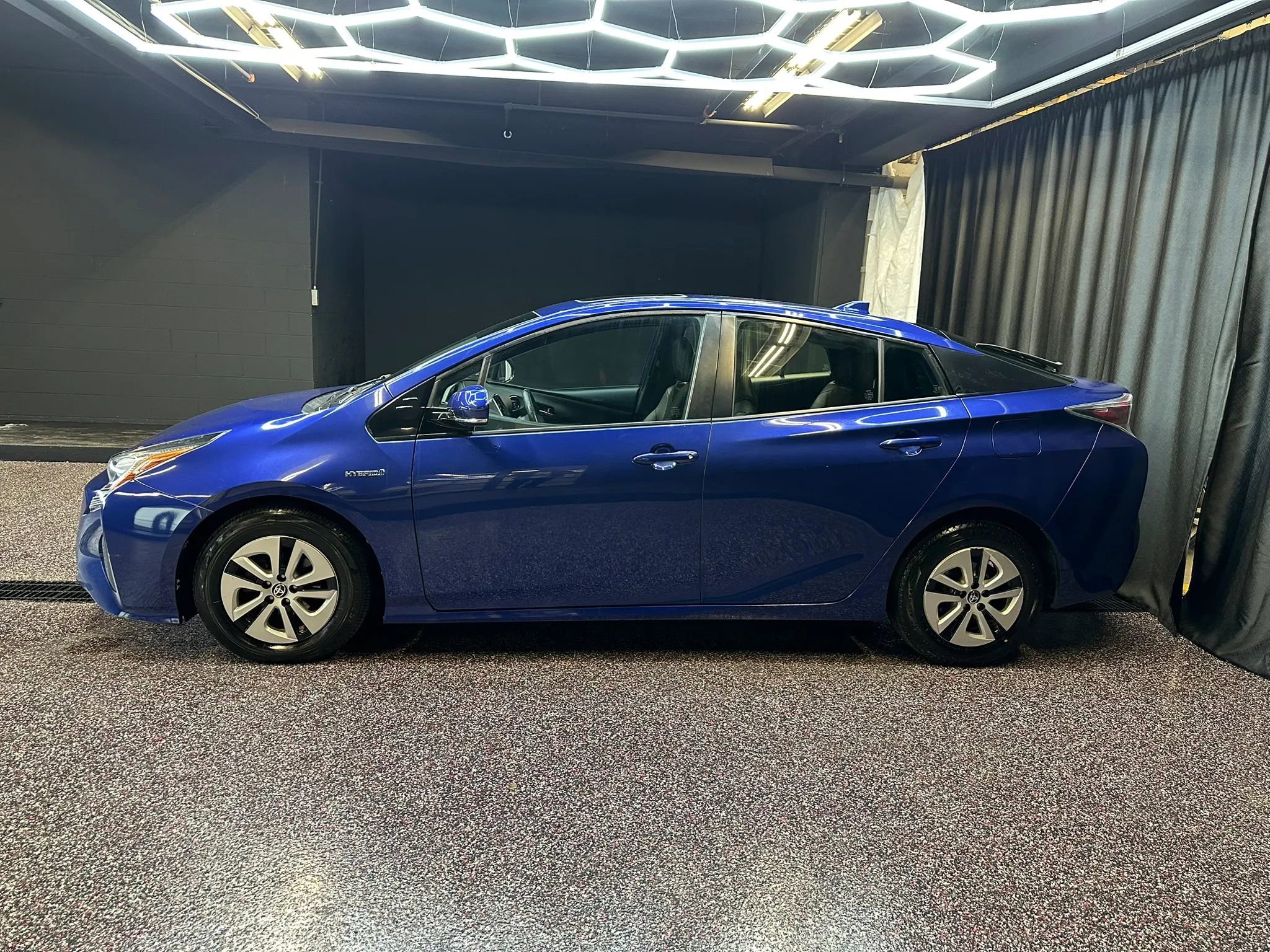 Used 2016 Toyota Prius Four w/ Advanced Technology Package FWD image 4
