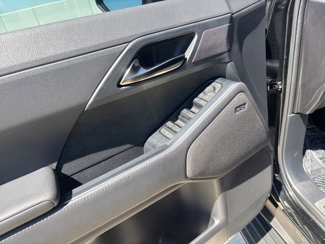 Used 2025 Lexus GX 550 w/ Accessory Package (CT) image 12